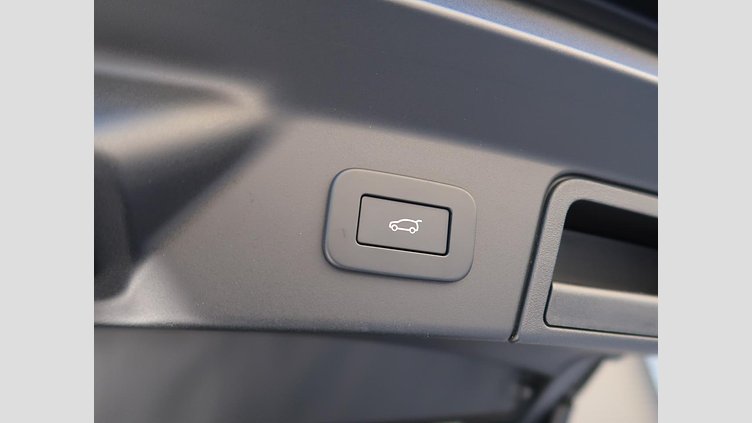 2024 認定中古車 Land Rover Range Rover Velar シャラントグレイ P400eプラグインハイブリッド（ガソリン） スタンダードホイールベース Dynamic SE