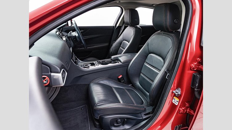 2015 認定中古車 Jaguar XE Firenze Red 2.0PET プレステージ　2.0t