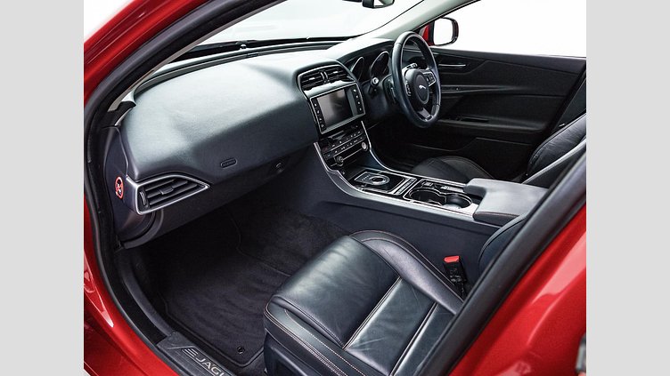 2015 認定中古車 Jaguar XE Firenze Red 2.0PET プレステージ　2.0t