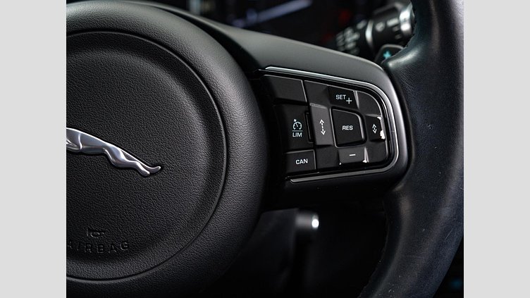 2015 認定中古車 Jaguar XE Firenze Red 2.0PET プレステージ　2.0t