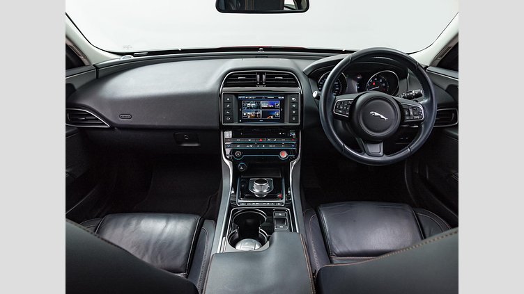 2015 認定中古車 Jaguar XE Firenze Red 2.0PET プレステージ　2.0t