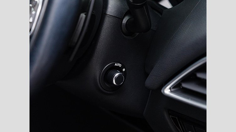 2015 認定中古車 Jaguar XE Firenze Red 2.0PET プレステージ　2.0t