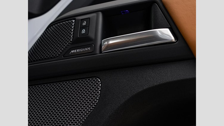 2023 認定中古車 Land Rover Defender 110 ユーロンホワイト D300 AWD（AT） X-DYNAMIC HSE　D300　コイルサスペンション