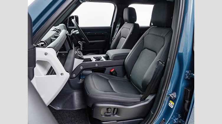 2024 認定中古車 Land Rover Defender 110 タスマンブルー P300 ガソリン X-Dynamic SE P300 コイルサスペンション