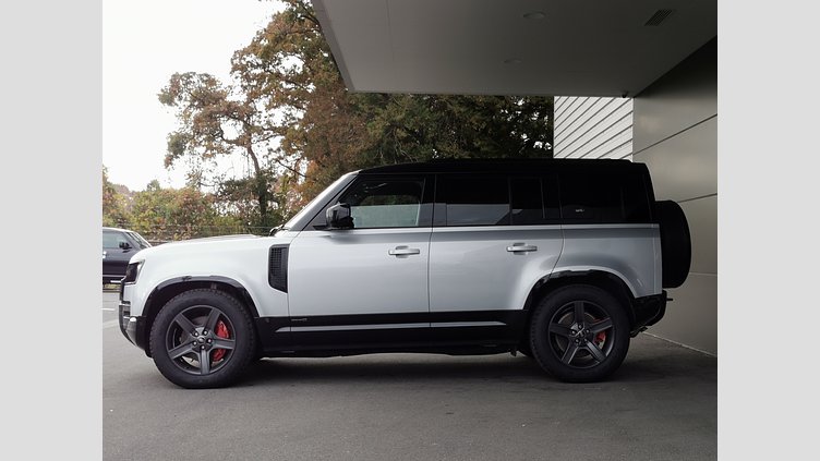 2023 認定中古車 Land Rover Defender 110 ハクバシルバー D300 AWD（AT） X