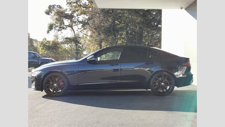 2022 認定中古車 Jaguar XE サントリーニブラック P250 RWD（オートマチック） 4 door Saloon R-DYNAMIC BLACK