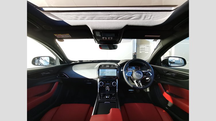 2022 認定中古車 Jaguar XE サントリーニブラック P250 RWD（オートマチック） 4 door Saloon R-DYNAMIC BLACK