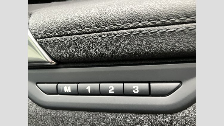 2024 認定中古車 Land Rover Discovery Sport サントリーニブラック D200マイルドハイブリッド（ディーゼル） 標準ホイール S