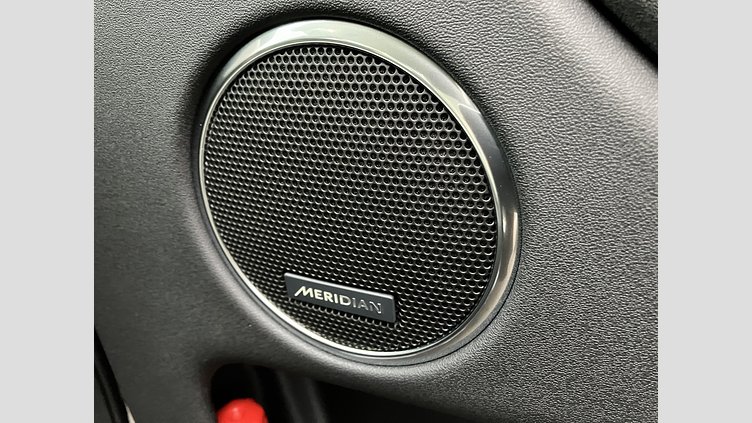 2024 認定中古車 Land Rover Discovery Sport サントリーニブラック D200マイルドハイブリッド（ディーゼル） 標準ホイール S