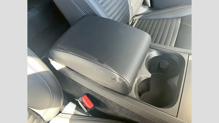 2025 認定中古車 Land Rover Discovery Sport サントリーニブラック プラグインハイブリッド（ガソリン） 標準ホイール Dynamic HSE