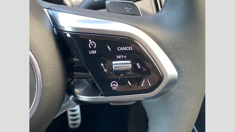 2024 認定中古車 Jaguar E-Pace フジホワイト P250（ガソリン） R-DYNAMIC SE