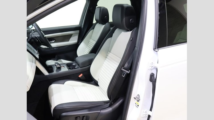 2024 認定中古車 Land Rover Discovery Sport オストゥーニパールホワイト D200マイルドハイブリッド（ディーゼル） 標準ホイール DYNAMIC SE