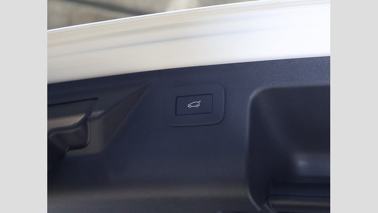 2024 認定中古車 Land Rover Discovery Sport オストゥーニパールホワイト D200マイルドハイブリッド（ディーゼル） 標準ホイール DYNAMIC SE