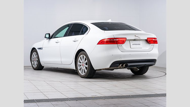 2015 認定中古車 Jaguar XE Fuji White 2.0L　D ピュア