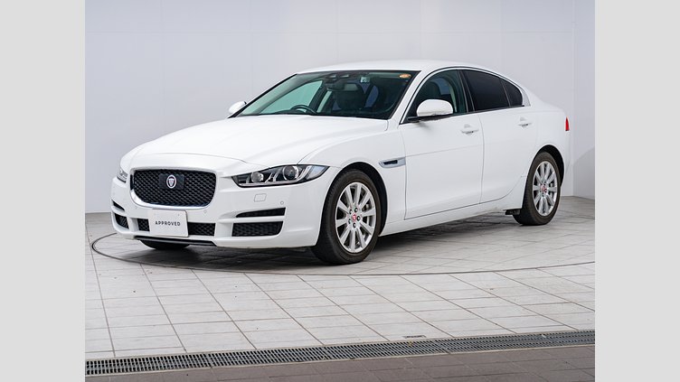 2015 認定中古車 Jaguar XE Fuji White 2.0L　D ピュア