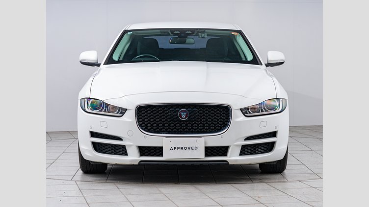 2015 認定中古車 Jaguar XE Fuji White 2.0L　D ピュア