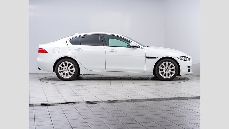 2015 認定中古車 Jaguar XE Fuji White 2.0L　D ピュア