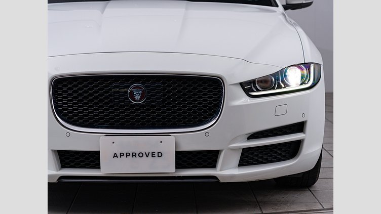 2015 認定中古車 Jaguar XE Fuji White 2.0L　D ピュア