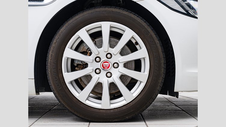 2015 認定中古車 Jaguar XE Fuji White 2.0L　D ピュア