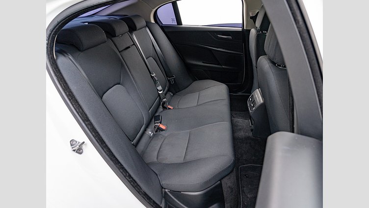 2015 認定中古車 Jaguar XE Fuji White 2.0L　D ピュア