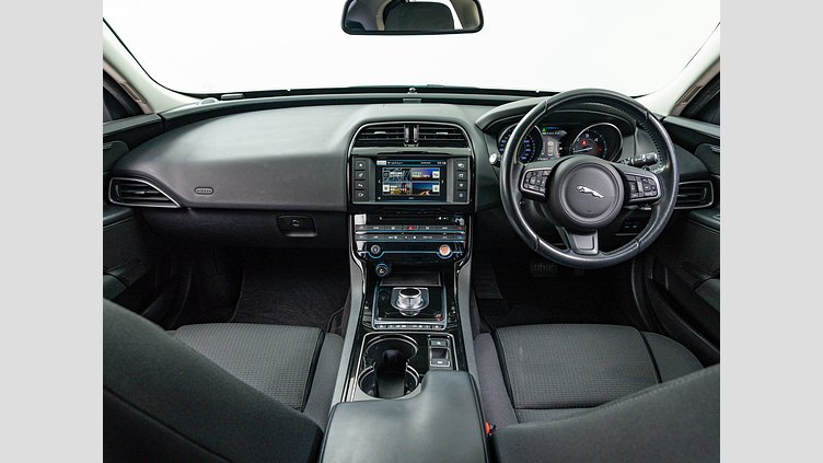 2015 認定中古車 Jaguar XE Fuji White 2.0L　D ピュア