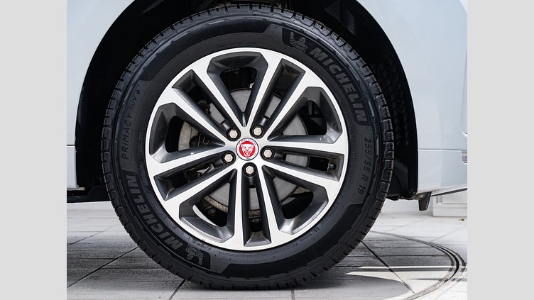 2017 認定中古車 Jaguar F-Pace Yulong White 2.0diesel Rスポーツ　20d