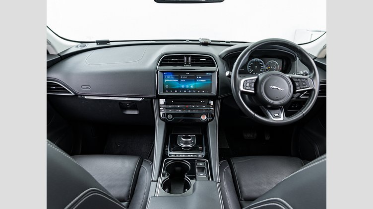 2017 認定中古車 Jaguar F-Pace Yulong White 2.0diesel Rスポーツ　20d