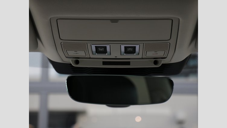 2024 認定中古車 Land Rover Discovery シリコンシルバー D350マイルドハイブリッド（ディーゼル） Dynamic SE