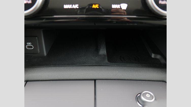 2024 認定中古車 Land Rover Discovery シリコンシルバー D350マイルドハイブリッド（ディーゼル） Dynamic SE