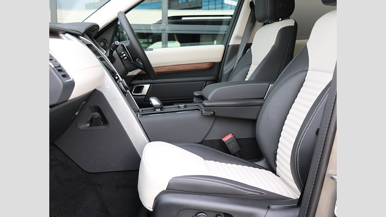 2024 認定中古車 Land Rover Discovery シリコンシルバー D350マイルドハイブリッド（ディーゼル） Dynamic SE