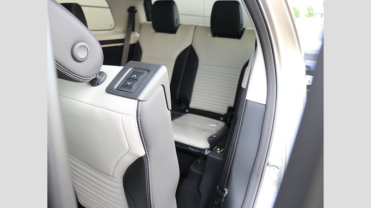 2024 認定中古車 Land Rover Discovery シリコンシルバー D350マイルドハイブリッド（ディーゼル） Dynamic SE