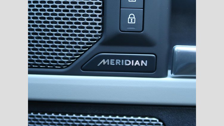 2024 認定中古車 Land Rover Defender 110 タスマンブルー P300 AWD（AT） SE