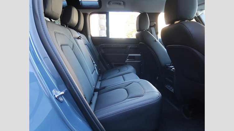 2024 認定中古車 Land Rover Defender 110 タスマンブルー P300 AWD（AT） SE