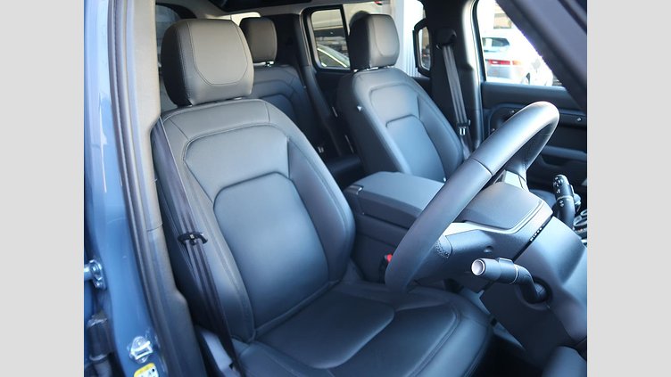 2024 認定中古車 Land Rover Defender 110 タスマンブルー P300 AWD（AT） SE