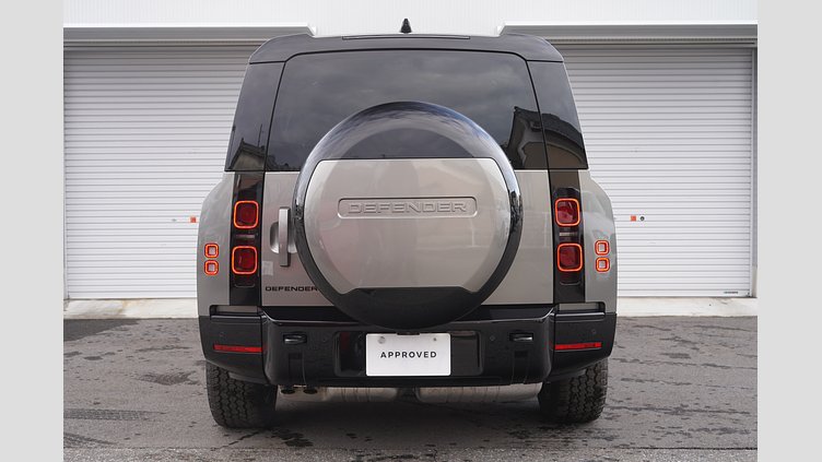 2025 認定中古車 Land Rover Defender 130 シリコンシルバー D350 ディーゼルマイルドハイブリッド X-Dynamic SE