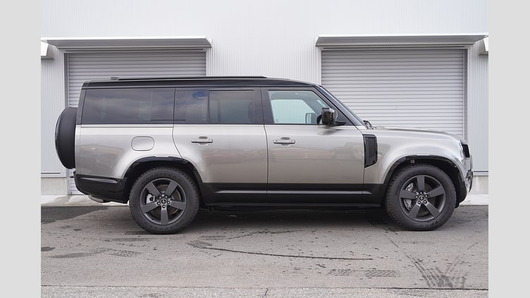 2025 認定中古車 Land Rover Defender 130 シリコンシルバー D350 ディーゼルマイルドハイブリッド X-Dynamic SE