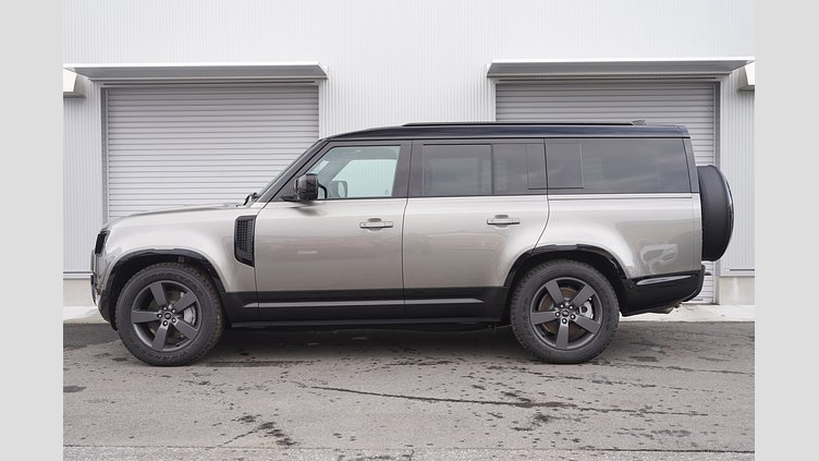 2025 認定中古車 Land Rover Defender 130 シリコンシルバー D350 ディーゼルマイルドハイブリッド X-Dynamic SE