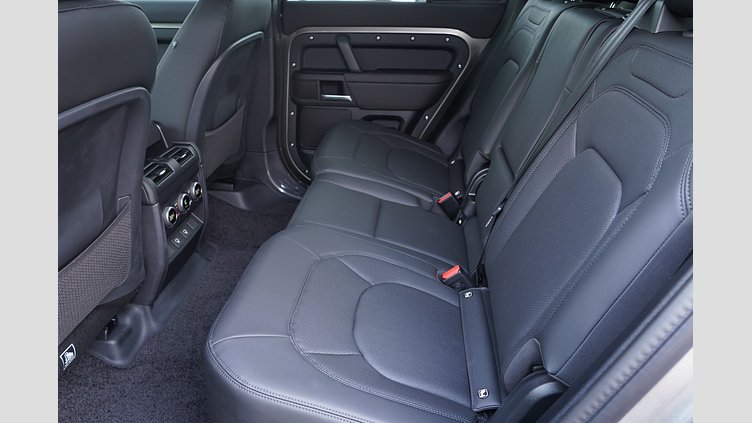 2025 認定中古車 Land Rover Defender 130 シリコンシルバー D350 ディーゼルマイルドハイブリッド X-Dynamic SE