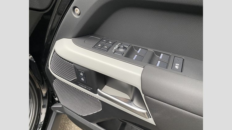 2024 認定中古車 Land Rover Defender 110 サントリーニブラック P300 AWD（AT） SE