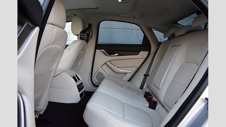 2021 認定中古車 Jaguar XF ハクバシルバー D200 AWD（オートマチック）MHEV SALOON S