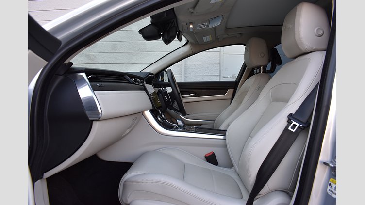 2021 認定中古車 Jaguar XF ハクバシルバー D200 AWD（オートマチック）MHEV SALOON S