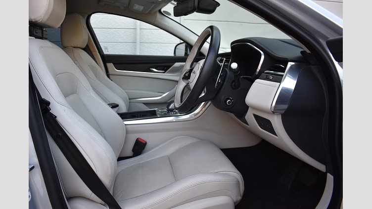 2021 認定中古車 Jaguar XF ハクバシルバー D200 AWD（オートマチック）MHEV SALOON S