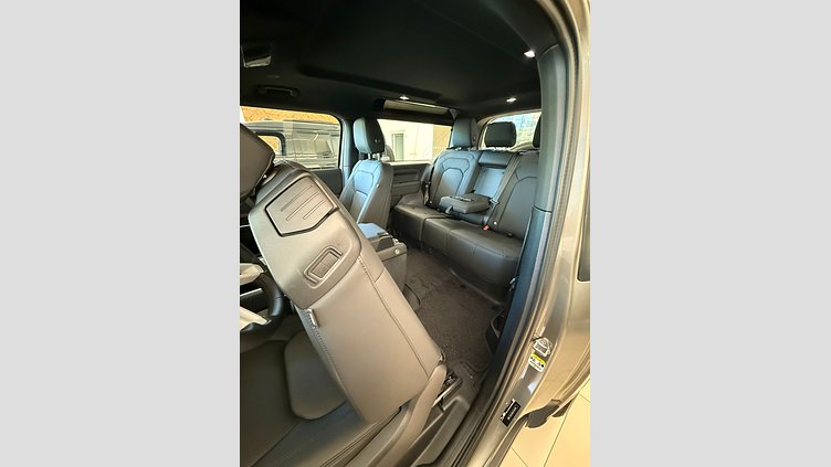 2025 Novo vozilo Land Rover Defender 90 Silicon Silver AWD 3DR S 3.0D 200KS