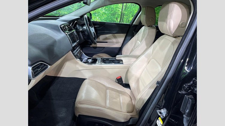 2016 認定中古車 Jaguar XE Black 2WD プレステージ