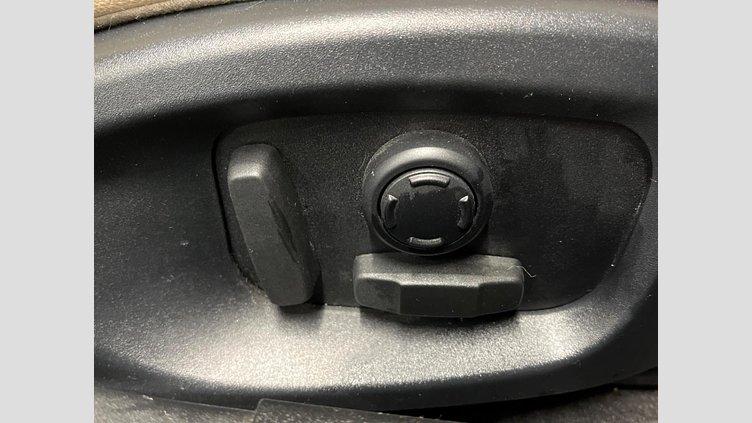 2016 認定中古車 Jaguar XE Black 2WD プレステージ