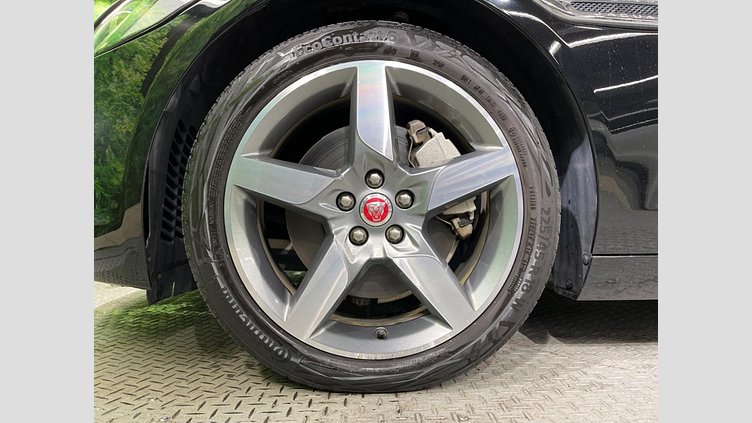 2016 認定中古車 Jaguar XE Black 2WD プレステージ