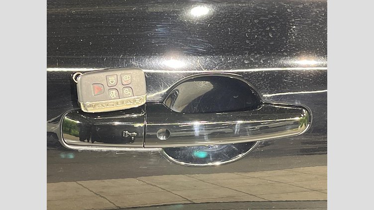 2016 認定中古車 Jaguar XE Black 2WD プレステージ