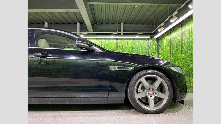 2016 認定中古車 Jaguar XE Black 2WD プレステージ