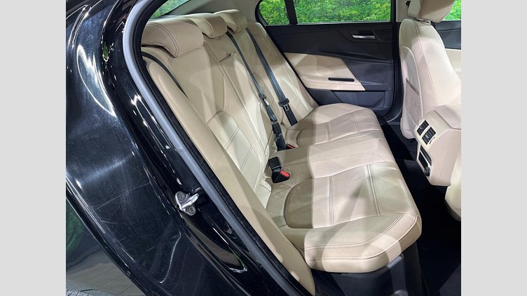 2016 認定中古車 Jaguar XE Black 2WD プレステージ