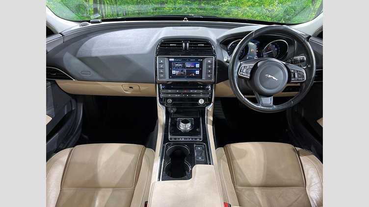 2016 認定中古車 Jaguar XE Black 2WD プレステージ